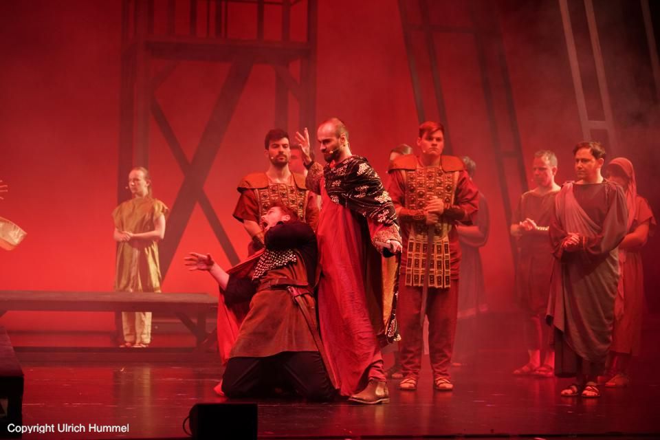 Um auf den Papstthron zu kommen, muss Anastasius zuerst Johannes Anglicus' Beschützer Gerold ausschalten. Überwältigt von einer Überzahl an Gegnern wird ihm vor Johannas Augen die Kehle durchschnitten. paepstin musical stuttgart 182