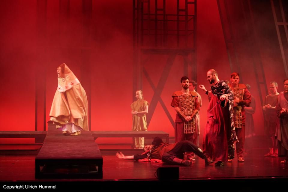 Direkt vor den Augen der völlig entsetzten Johanna stirbt Gerold. paepstin musical stuttgart 183