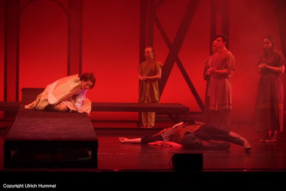 Der Schock ist zuviel für Johanna: Wehen setzen ein. paepstin musical stuttgart 184