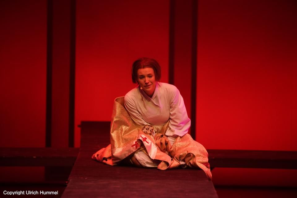 Schmerzgepeinigt bricht Johanna zusammen. paepstin musical stuttgart 186