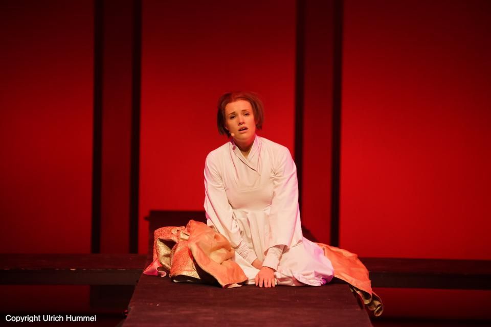 Johanna weiß, dass ihr Weg zu Ende ist. paepstin musical stuttgart 188