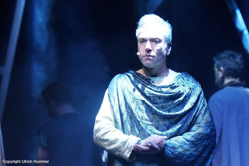 Von Aeskulapius erfährt man, dass trotz aller Intrigen und Morde Anastasius' Plan nicht aufging: Er wird niemals den Papstthron besteigen. Das Volk und auch Teile des Klerus lehnten ihn vehement ab, er hatte keine Chance, die Wahl zu gewinnen. paepstin musical stuttgart 191