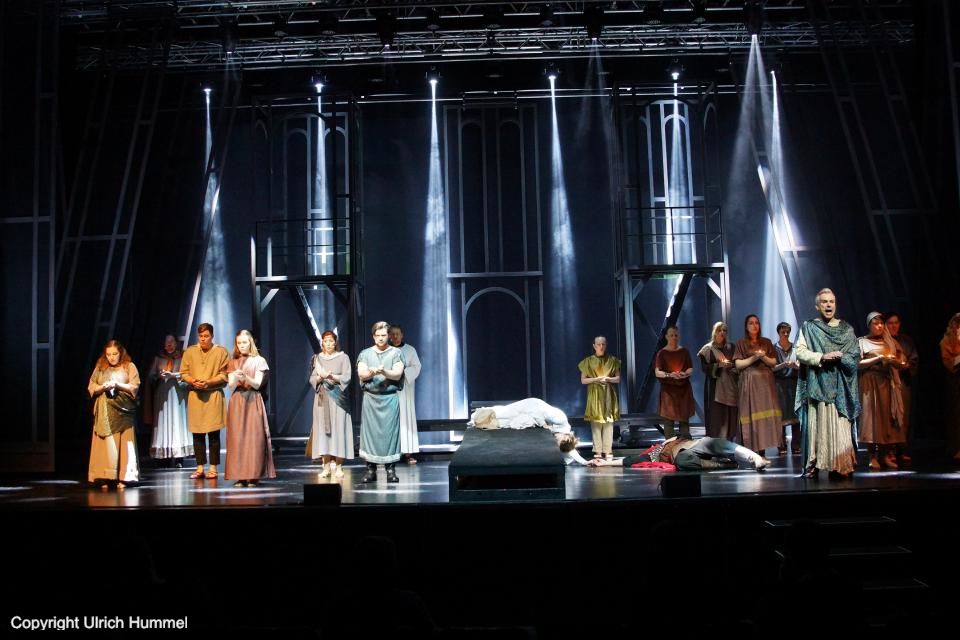 Anastasius, so erzählt Aeskulapius weiter, schrieb später den Liber Pontificalis, das Buch der Päpste. Als späte Rache an Johanna erwähnte er ihre Amtszeit mit keinem Wort. paepstin musical stuttgart 192