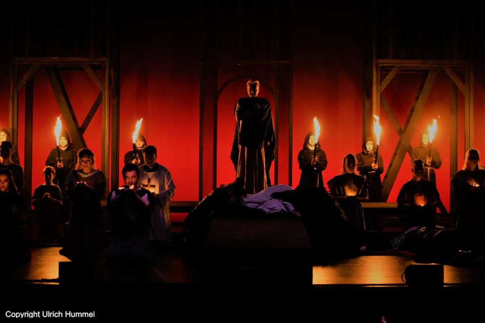 Und doch hat die Geschichte der Päpstin Johanna die Zeiten überdauert und Anastasius ist einmal mehr gescheitert. Päpstin Johanna - Requiescat in pace. paepstin musical stuttgart 193