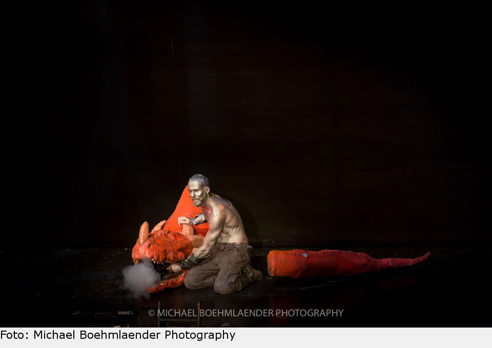 „Ich zeig Euch mal eben, was der alles kann.“ Christopher Brose demonstriert, wie schön der Drache Rauch ausstoßen kann. ring musical konzertant fuessen 2018 08