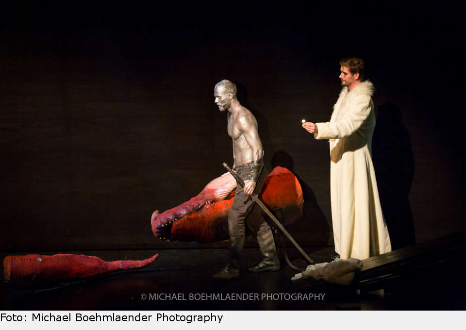 Blöd nur, dass der Ring auch unter der Technikpanne zu leiden hat und nicht mehr so hübsch leuchtet. Kein Problem - Wotan hat für alle Fälle den Zweitring zur Hand. ring musical konzertant fuessen 2018 10