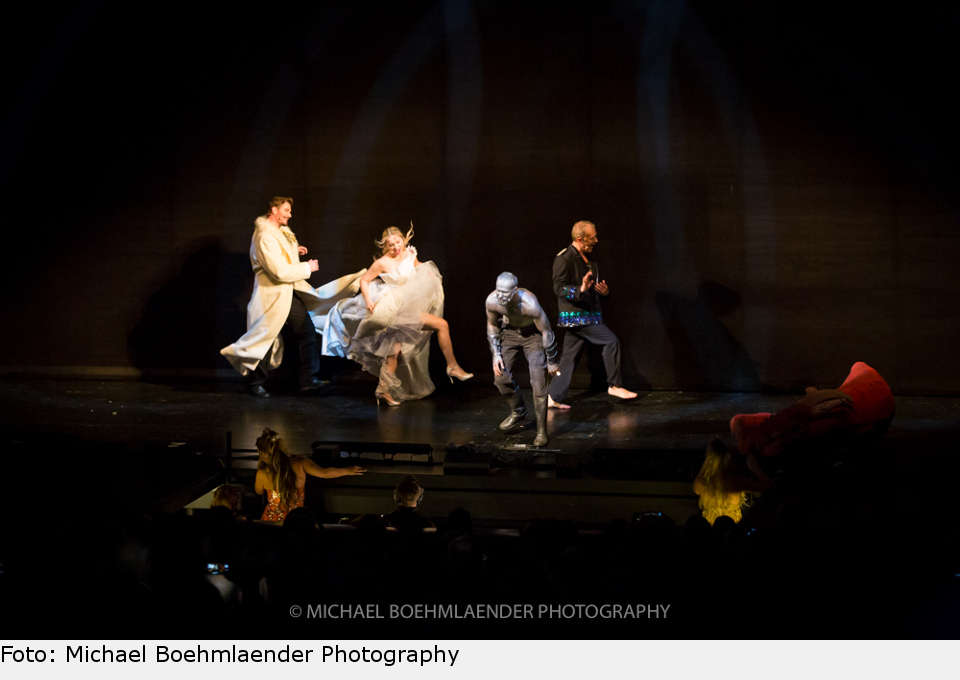 Jetzt hätte eigentlich das Tanzensemble den großen Auftritt - nur, für Marvin A. Smiths grandiose Choreographie ist gar kein Platz vor dem Vorhang. Egal - als Tanzstatisten springen ein: Jan Ammann, Anke Fiedler und Chris Murray. ring musical konzertant fuessen 2018 11