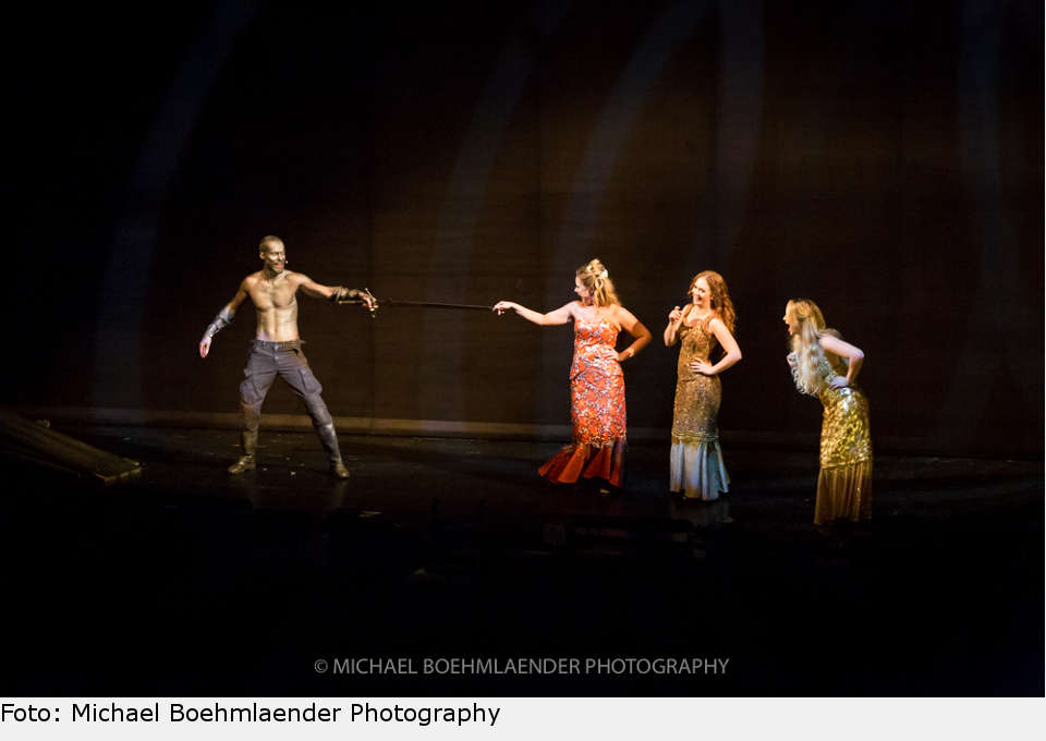 ... und treffen auf Siegfried. Entzückt stellt Rheinamazone Kathy Savannah Krause fest: „Ich steh doch nicht auf Frauen.“ DER Satz ist übrigens auch im Originaltext des Musicals. ring musical konzertant fuessen 2018 13