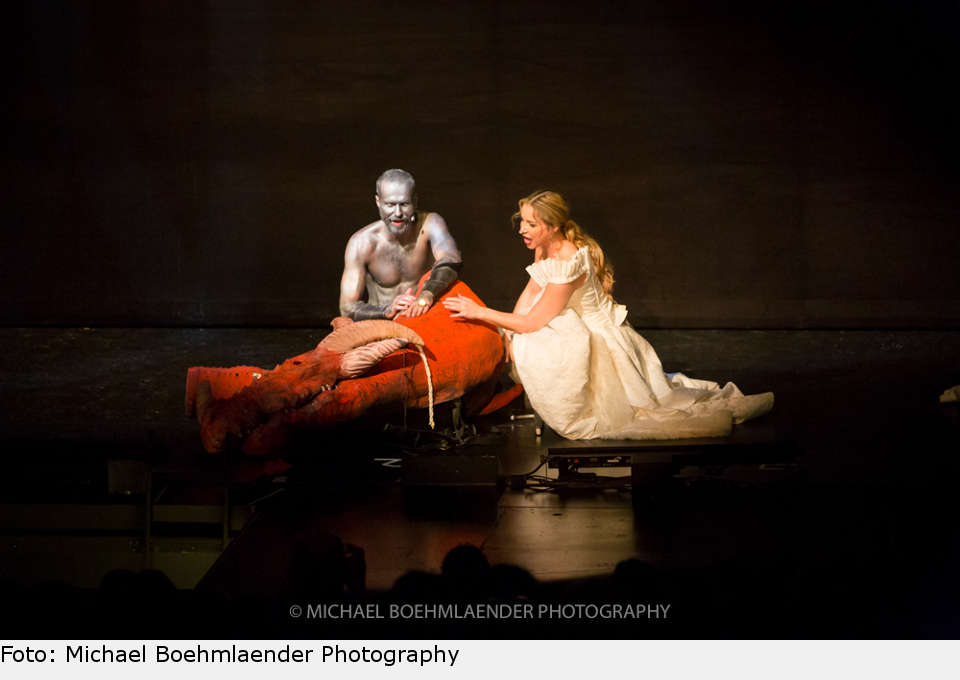 Der Drache ist tot. Da hilft jetzt auch kein liebevolles Tätscheln mehr, Siggi. ring musical konzertant fuessen 2018 16