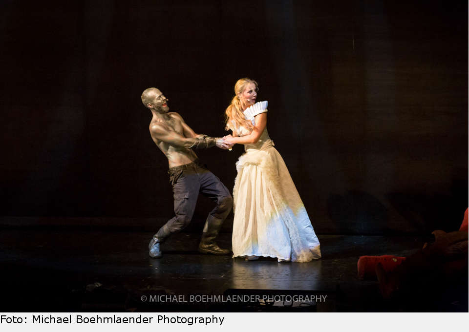 „Hände weg von meiner Tochter“ - Wotan wütet von der Seite. Das lässt Siegfried sich nicht gefallen. Von wegen Hände weg... geht ja GAR nicht. ring musical konzertant fuessen 2018 18
