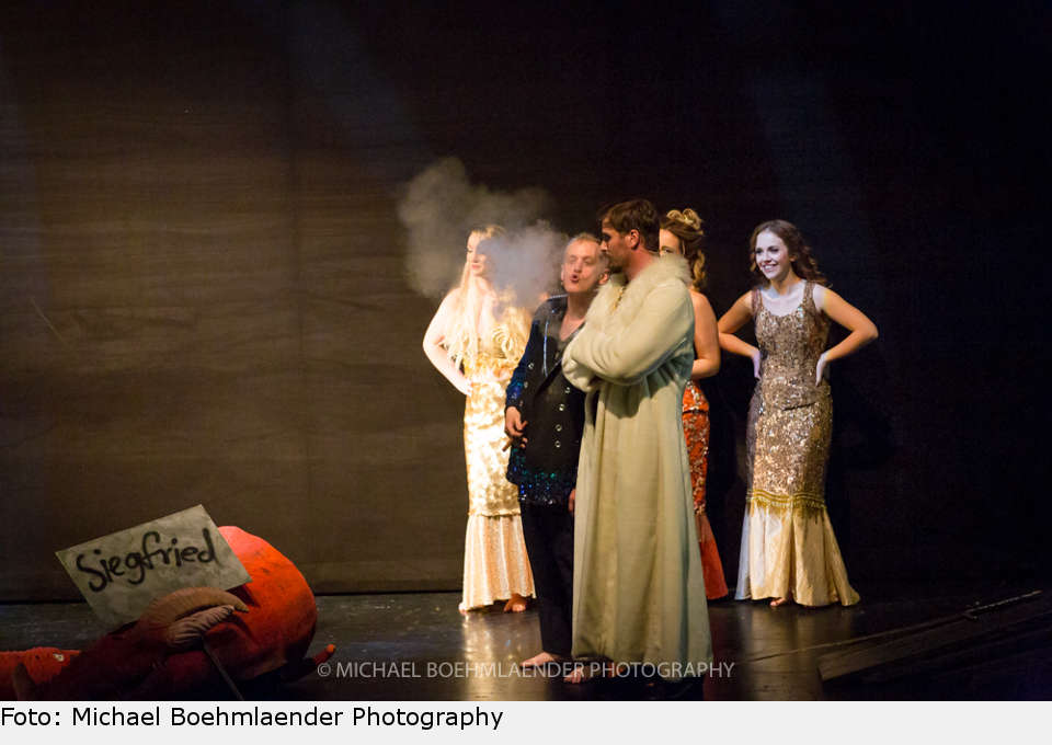 „Die Toten erkennt man daran, dass sie rauchen“ - und richtig tolle Künstler daran, dass sie aus einer Panne ein großartiges Happening machen. DAS PUBLIKUM SAGT DANKE!!! ring musical konzertant fuessen 2018 27