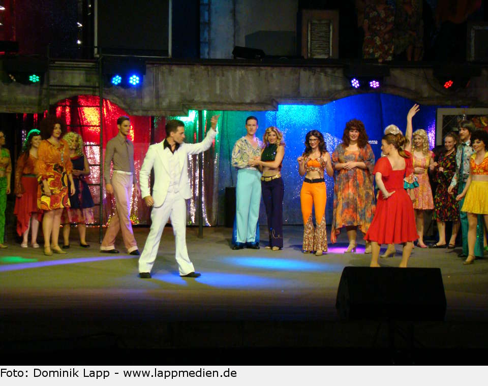 Alexander Klaws (Tony Manero) und Nadja Scheiwiller (Stephanie Mangano) saturday night fever 15