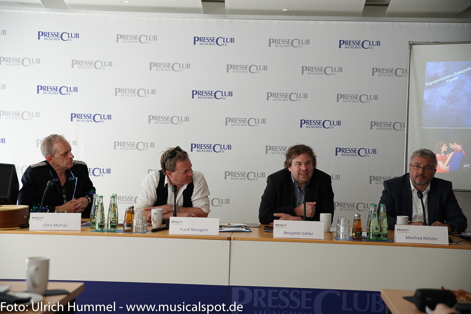 Pressekonferenz München: Alberich-Darsteller Chris Murray, Komponist Frank Nimsgern, Theaterdirektor Benjamin Sahler und Festspielhaus-Inhaber Manfred Rietzler. pressekoferenz festspielhaus fuessen 2018 01