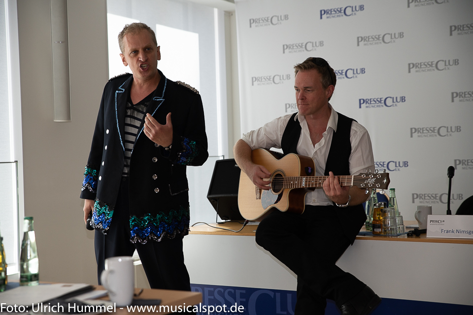 „Macht“ - Alberichs rockiges Solo - intoniert von Chris Murray. pressekoferenz festspielhaus fuessen 2018 14