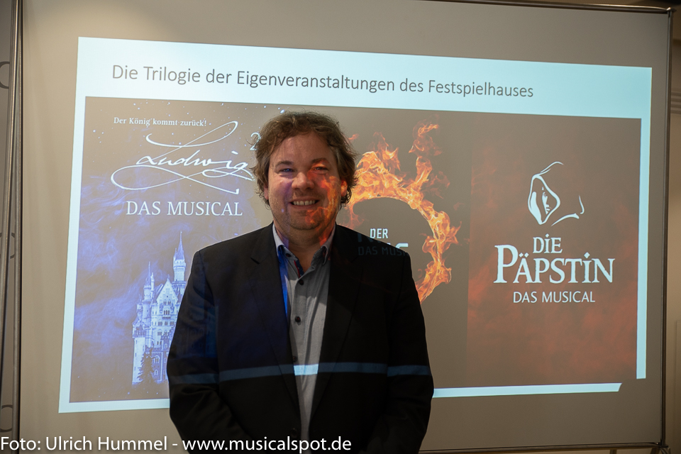 Auch Theaterdirektor Benjamin Sahler brennt für den „Ring“ - hier sogar durchaus im wörtlichen Sinne :-) pressekoferenz festspielhaus fuessen 2018 29