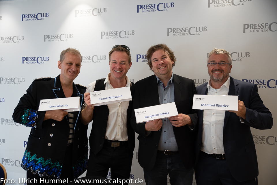 Eine informative und kurzweilige Pressekonferenz geht mit einer kleinen Fotosession zu Ende. pressekoferenz festspielhaus fuessen 2018 30